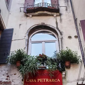 https://hotel-casa-petrarca.hotelslidodijesolo.com